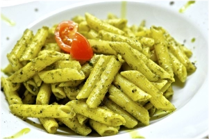 Kipfilelt, met pesto en roomsaus